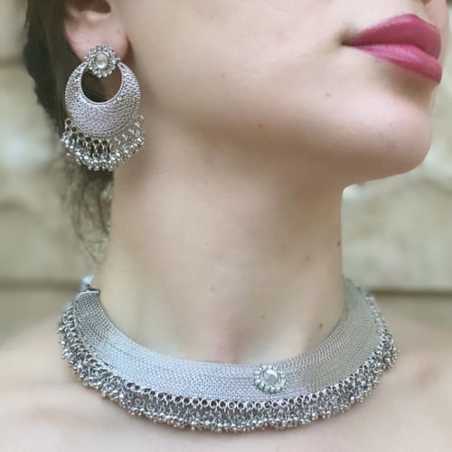 طقم هندي عبارة عن عقد واقراط اذن باللون الفضي