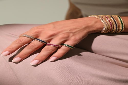 أساور مطلية بالذهب مرصعة بزركون فاخر، تعكس أناقة خ...