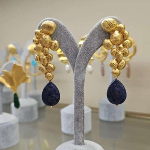 اقراط اذن مطلية بتصميم مميز ومزينه باللؤلؤ الزراعي...