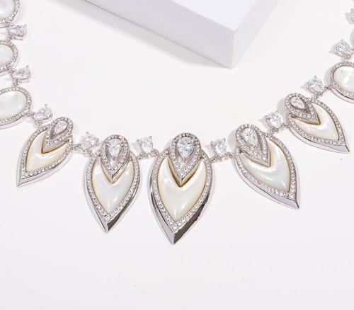 طقم أنيق بتصميم انسيابي فاخر، تتدلى منه وحدات بشكل...