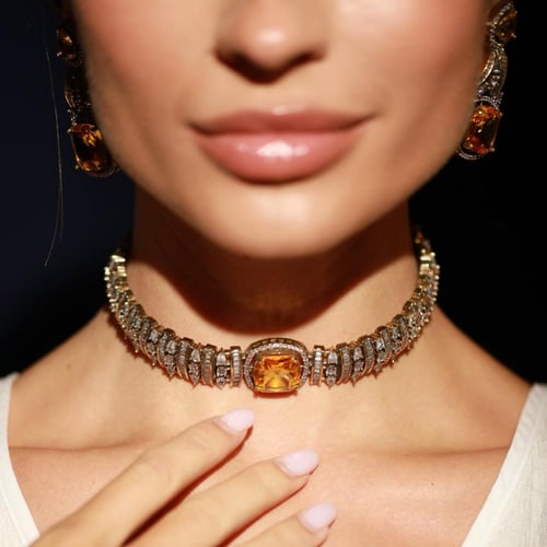 طقم هندي عبارة عن عقد واقراط اذن