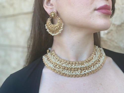 طقم هندي عبارة عن عقد واقراط اذن