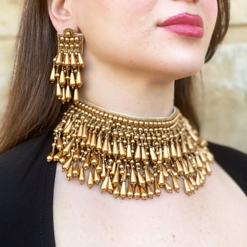 طقم هندي عبارة عن عقد واقراط اذن باللون البرونز