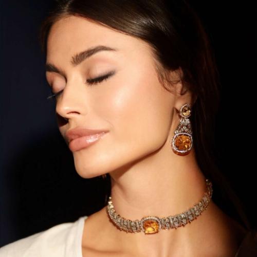 طقم هندي عبارة عن عقد واقراط اذن