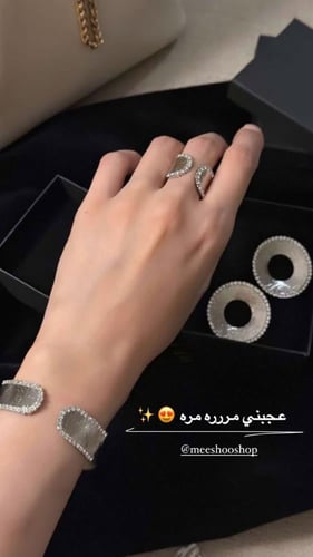 اساور مطلية بتصميم مميز ومزين بالزركون