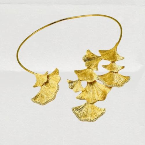 عقد فاخر مطلي بالذهب ومزين بالزركون