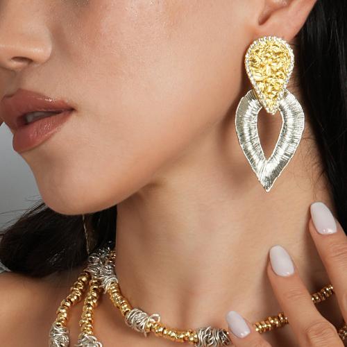 اقراط اذن فضي مع ذهبي مزينة بالكريستال