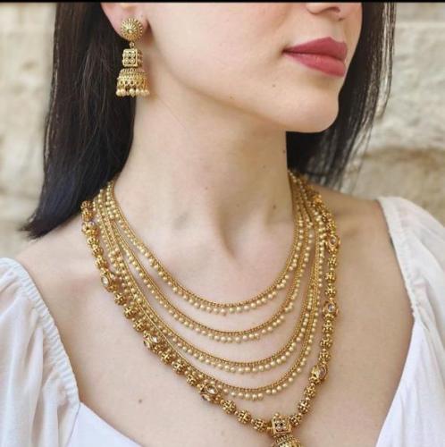 طقم هندي عبارة عن عقد واقراط اذن