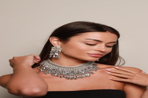 طقم هندي عبارة عن عقد واقراط اذن مشكوك بالخرز لون...