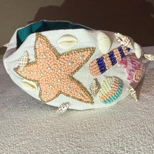 طوق شعر مشغول بالشك اليدوي