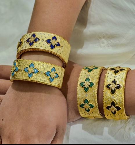 سوار عريض بلون ذهبي فاخر، بتفاصيل مطرّقة وزخارف زه...