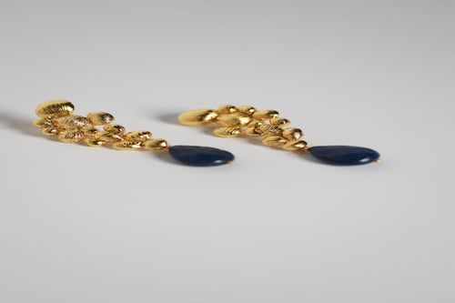 اقراط اذن مطلية بتصميم مميز ومزينه باللؤلؤ الزراعي...