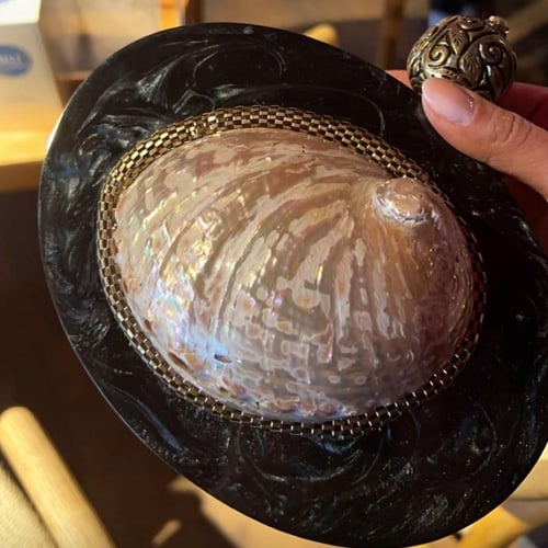 حقيبة يد باللون الاسود مزينه بالصدف