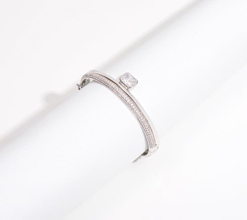 إسوارة بتصميم أنيق يعكس الرقي والعصرية