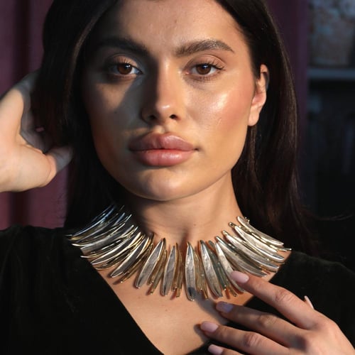 عقد مطلي باللونين الفضي والذهي