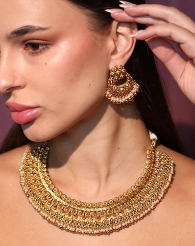 طقم هندي أنيق بتصميم كلاسيكي، يمنحك إطلالة راقية و...