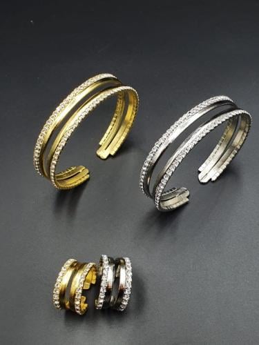 اساور مطلية بتصميم مميز ومزين بالزركون