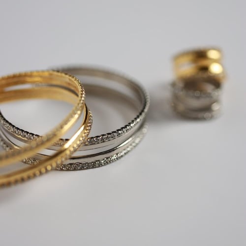 اساور مطلية بتصميم مميز ومزين بالزركون