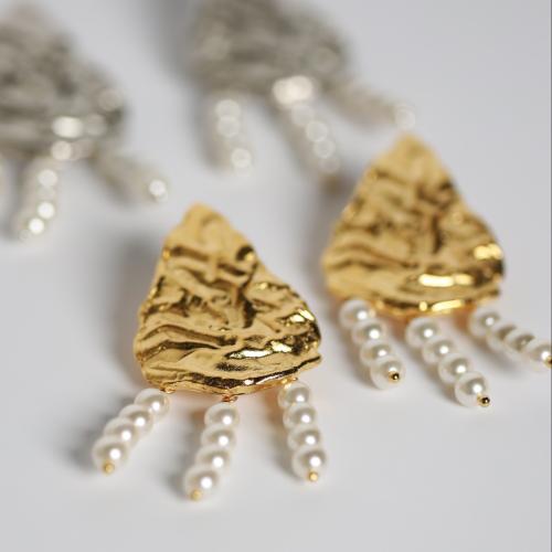 اقراط اذن مطلية بتصميم مميز ومزينه باللؤلؤ الصناعي