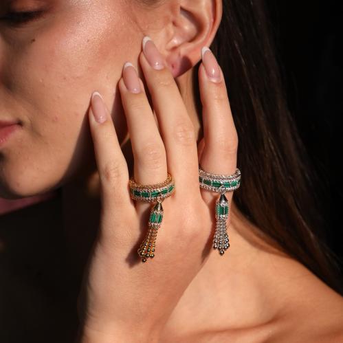 خاتم بتصميم كلاسيكي انيق ومزين بلون الحجر الاخضر ا...