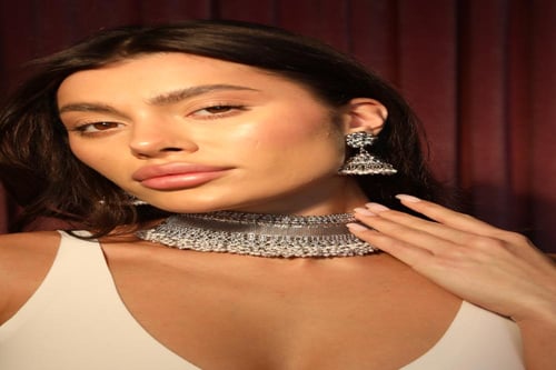 طقم هندي عبارة عن عقد واقراط اذن