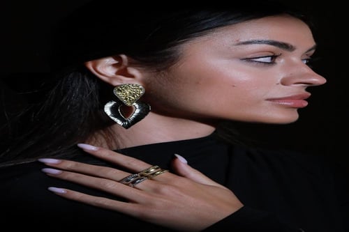 اقراط اذن فضي مع ذهبي مزينة بالكريستال