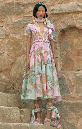 فستان راقي لألوان زاهيه