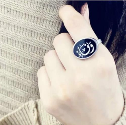 خاتم ملكي - بالاسم مرصع باثنين فصوص من الزركون الب...