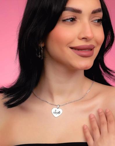 سلسال بالاسم مع فراشه ناعمه مرصعة بالزركون