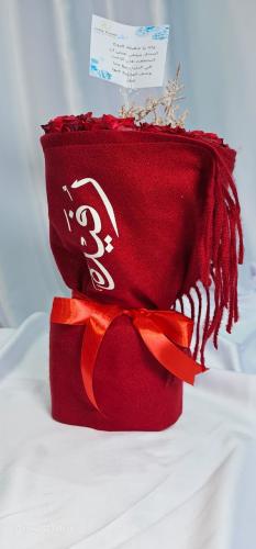 شال ميكاسا شتوي انيق بالاسم مع باقة ورد