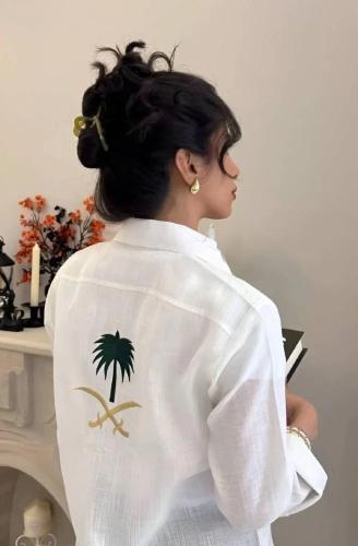 قميص بتطريز سيفين ونخلة