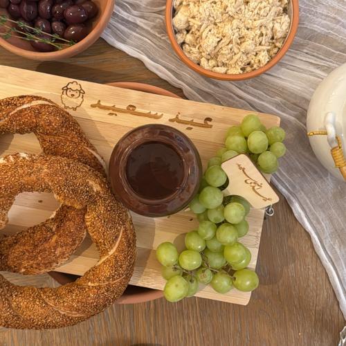 قطاعة خشبية كبيرة بعبارة العيد