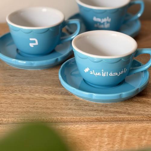 كوب وصحن باللون السماوي اللطيف