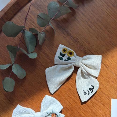فيونكة مطرزة وسط