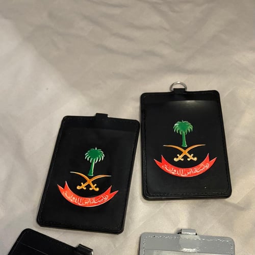 حامل بطاقة بشعار رئاسة أمن الدولة (2)