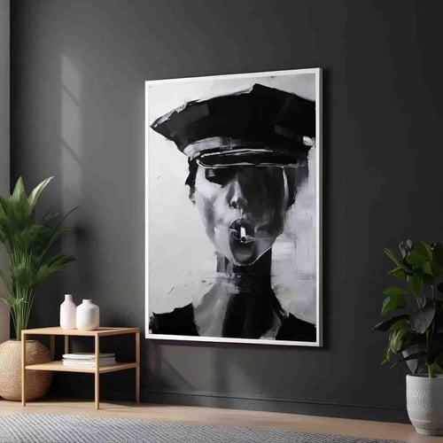 لوحة امرأة بخلفية رمادية وقبعة