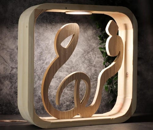 ديكور مضيئ بالاسم هديه جميله لمن تحب