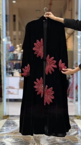 عبايه شتويه بتصميم ورد انيق