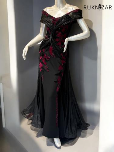 فستان أسود مطرز بكلفة مخملية