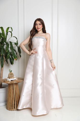 فستان ميكادو زهري فاتح بتصميم راقٍ مطرز بالكريستال