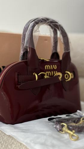 شنطة نسائية أنيقة متوسطة الحجم – حقيبة يد وكتف نسا...