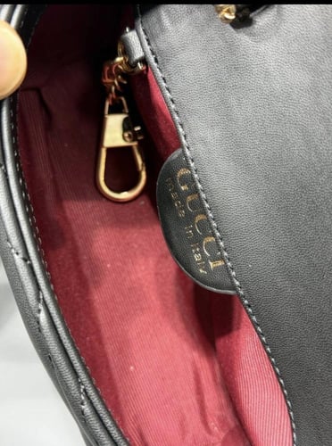 شنطة كتف نسائية فخمة سوداء بسلسلة ذهبية – حقيبة نس...