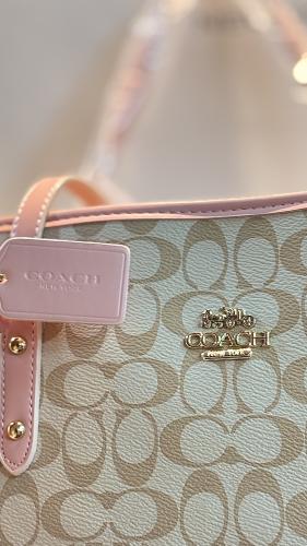 شنطة نسائية كبيرة بيج مع وردي – حقيبة يد أنيقة وعم...