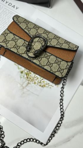 شنطة نسائية بني فاتح بنقشة كلاسيكية – حقيبة كتف بس...