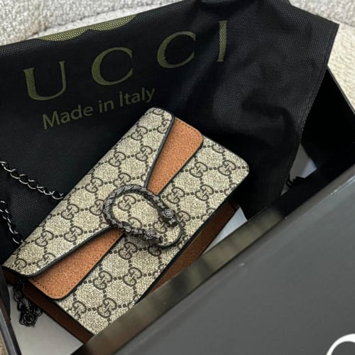 شنطة نسائية بني فاتح بنقشة كلاسيكية – حقيبة كتف بس...