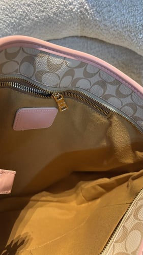 شنطة نسائية كبيرة بيج مع وردي – حقيبة يد أنيقة وعم...