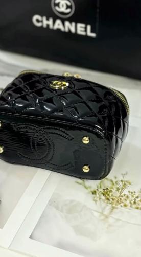 شنطة نسائية سوداء لامعة بسلسلة ذهبية – حقيبة كتف ص...