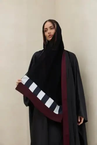 عبايه حرير مع تداخل قماشين لون عنابي و حاشيه برنت مخطط