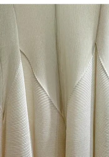 فستان أنيق بنقشات ملونة وتصميم عصري