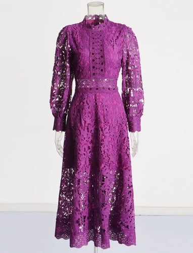 فستان نسائي أنيق من الدانتيل باللون البنفسجي